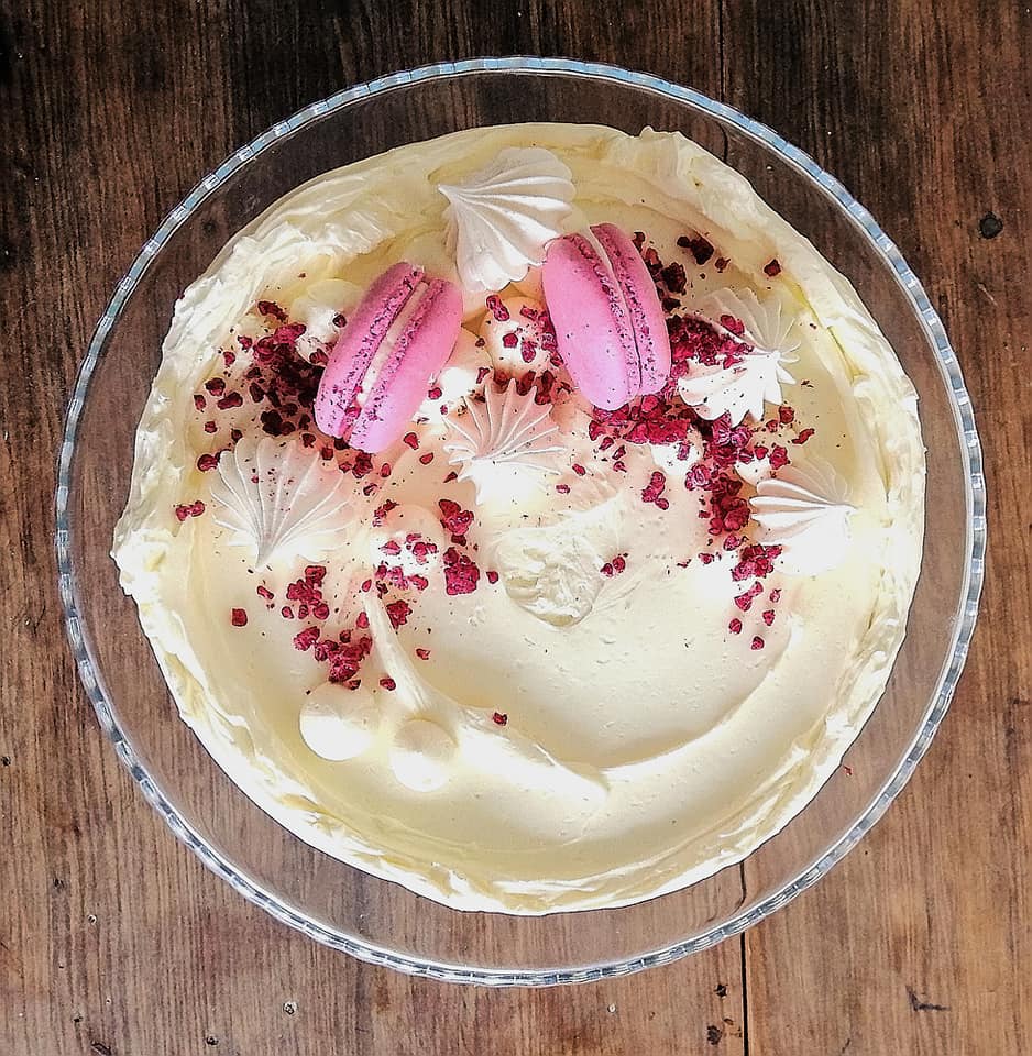 Macarons And Meringues- Classic Cake